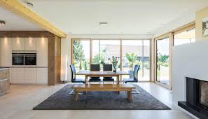 Bodentiefe Fenster Sorgen Fur Viel Licht Im Essbereich Moderne Esszimmer Von Kitzlingerhaus Gmbh Co Kg Modern Homify Haus Und Wohnen Esszimmer Modern Stadtvilla