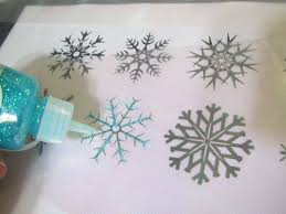 Elsa Kostum Schneeflocken Mit Glitzerkleber Auf Stoff Malen Schneeflocke Kostum Elsa Kostum Bastelarbeiten