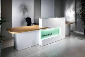 55 Amazing Minimalist Front Office Furniture Ideas Furniture Furnituredesigns Furnituredesignideas Desain Meja Kantor Desain Ruang Kerja