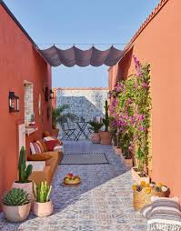 Des Idees Pour Decorer La Cour Ou Le Patio En 2020 Avec Images Deco Mur Exterieur Treillis Jardin Amenagement Terrasse