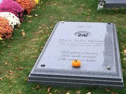 Mary Tyler Moore American Actress Television Icon She Was A Vivacious Actress Best Known For Her Roles On Mary Tyler Moore Famous Graves Famous Tombstones