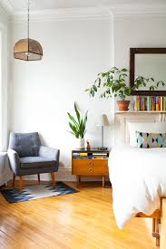 Plants And Mid Century Pieces In A New York City Brownstone Home Decor Bedroom Retro Home Decor Home Decor Inspiration