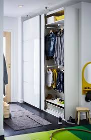 Garder Un Couloir Pratique Et Range Grace A Une Petite Armoire Avec Portes Coulissantes Porte Coulissante Ikea Ikea Penderie Pax Porte Coulissante