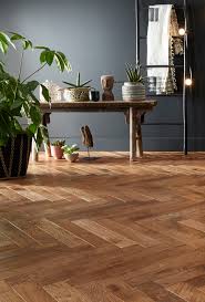 Laisser Son Parquet Gagner En Caractere Avec Le Temps Ou Le Poncer Pour Le Garder Comme Neu Decoration Salon Parquet Decoration Salon Vert Parquet Bois Massif