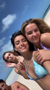 Dixie D Amelio Dixiedamelio Official Tiktok In 2020 Famous Girls Friend Photoshoot Cute Celebrities