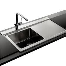 Evier Verre Et Inox Installez Des Eviers Design Dans La Cuisine Evier En Inox Evier Egouttoir