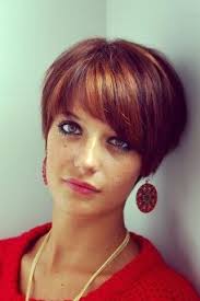 Coupe Carre Degrade Le Carre Degrade Et Effile Avec Une Frange Le Coiffage Est Realise Carre Court Carre Court Frange Carre Court Effile