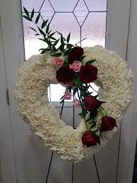 Funeral And Sympathy Flowers To Express Condolences In 2020 Funeral Floral Sympathy Flowers Flower Delivery