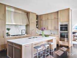 This Chicago Home Proves West Coast Is The Best Coast Luxe Interiors Design White Oak Kitchen Oak Kitchen Interior Design Kitchen
