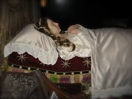 Waxwork Queen Katherine Parr Lying In State At Sudeley Chapel Waxwork Tudor History Wives Of Henry Viii