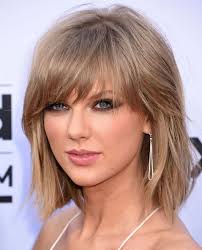 Idee Coiffure Description Coupe Carre Court Degrade Avec Frange Maquillage Impressionnant Oeil Charb Coiffure Carre Plongeant Coupe Carre Court Coiffure