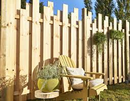 Une Palissade Avec Un Effet Graphique Cloture Jardin Bois Cloture Bois Amenagement Jardin