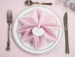 Pliage De Serviette En Forme De Poinsettia Techniques De Pliage De Serviette Pliage Serviette Pliage Serviette Etoile Pliage Serviette Papillon