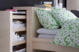 Tete De Lit Avec Rangement Integre Par Ikea Tiroir Coulissant Et Literie A Motifs Floraux Tete De Lit Avec Rangement Lit Rangement Lit Avec Rangement Integre