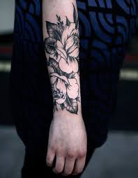 Tatouage Fleur Avant Bras 20 Tatouages Fleuris Qui Font Envie Elle Tatouage Fleur Avant Bras Tatouage Fleur Tatouage