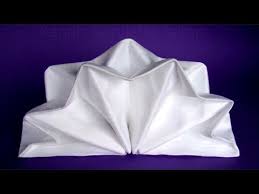 Pliage De Serviette En Tissu Etoile Pour Noel Deco De Table Pour Noel Servietten Falten Tischdekoration Servietten Servietten Falten Weihnachten