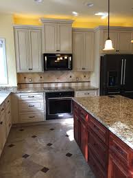 Kitchen Remodel Featuring Carriage House Cabinetry In Abbott And Belmont Granite Countertops Kitchen Remodel Kitchen Traditional Kitchen