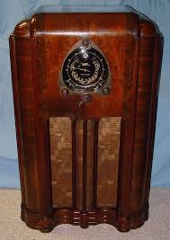 I Remember Our Radio Being Similar To This One If You Think It S Difficult For Children To Watch Four Session Vintage Radio Antique Radio Vintage Electronics