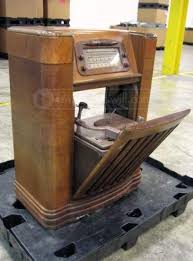 1947 Philco Radio Phonograph In Art Deco Cabinet Antique Radio Retro Radios Art Deco Furniture