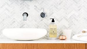 Tile Inspiration For A Striking Bathroom Carrelage Salle De Bain Salle De Bain Tendance Carreaux De Sol