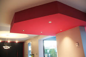 Faux Plafond Rose Avec Spots Eclairant Le Plan De Travail A Forme Geometrique Par Un Angle Casse Plafond Rose Idees Pour La Maison Faux Plafond