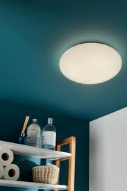 Un Plafonnier Led Ideal Pour La Salle De Bains Idee Deco On Peint Un Mur Et Le Plafond En Bleu Ca En 2020 Plafonnier Led Design Plafonnier Led Couleur Salle De Bain