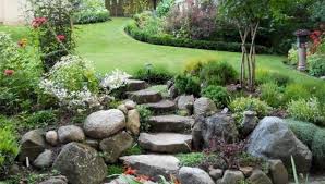 1001 Idees Et Conseils Pour Amenager Une Rocaille Fleurie Charmante Idee Amenagement Jardin Amenagement Jardin Amenagement Jardin En Pente