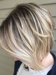 Carre Plongeant Degrade Carre Plongeant Court Et Degrade Sur Cheveux Gris Coupe De Cheveux Cheveux Courts Coiffure Courte
