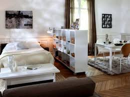10 Astuces Pour Separer Vos Pieces Sans Cloisonner Comment Amenager Un Studio Comment Meubler Un Studio Idee Deco Studio