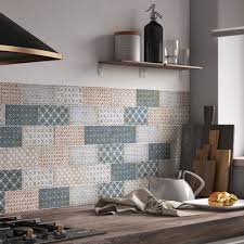 De La Faience Brillante Et Lisse Credence Cuisine Blanche Couleur Cuisine Cuisine Moderne