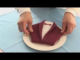 Tuto Un Joli Pliage De Serviette Pour Le Reveillon Du Nouvel An Des Idees Pliage Serviette Chemise Pliage Serviette Costume Pliage Serviette