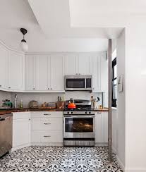 White Kitchen With Black And White Patterned Tile Floor Patterned Floor Tiles White Kitchen Floor White Tile Kitchen Floor