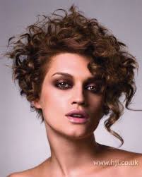 Coupe Courte Bouclee Cheveux Courts Visage Ovale Coupe De Cheveux Courte Coiffures Courtes Frisees