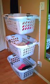 Utilisez Une Etagere Vous Pouvez Les Trouver A Ikea Pour Empiler Et Stocker Vos Paniers A Linge Cela Ne Pre Lessive Diy Organiser Buanderie Astuce Rangement