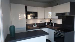 Petite Cuisine Blanche Epuree Avec Ses Poignees Integrees Soutenu Par Un Plan De Travail En Bois Fonce Cuisine Blanche Et Bois Cuisines Deco Placard Cuisine