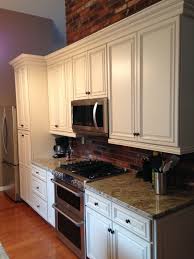 They Dreamed It So Herculaneum Designer Jamie Brown Designed It This Nice Finish And Sleek Look Of Carriage Hous Home Kitchens Kitchen Design Custom Granite