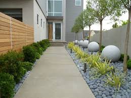 Idee De Deco Moderne De Jardin Rocaille Modern Landscaping Pathway Landscaping Modern Landscape Design
