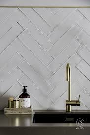 Une Credence De Cuisine Avec Du Carrelage En Relief Pose En Chevron Cuisine Deco Idees Credenc Credence Cuisine Cuisine Tendance Credence Cuisine Blanche