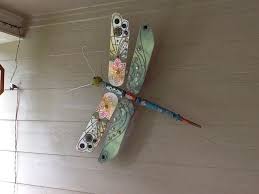 Let Giant Dragonflies Invade Your Garden Or Yard By Upcycling Old Ceiling Fan Blades This Outdoor Decor Is Ceiling Fan Crafts Ceiling Fan Blades Fan Blade Art
