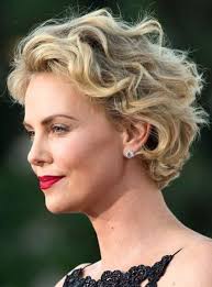 Une Coupe Courte Coiffee Vers L Arriere Comme Charlize Theron Coupe De Cheveux Coiffure Cheveux Boucles Cheveux
