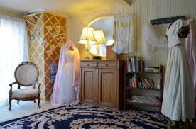 Terrell Tx Tom Nancy Aldinger Eclectic Family Room Dallas Sarah Greenman Wall Ribbon Pi Traditional Home Office Victorian Interiors Victorian Decor