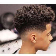 Curls Et Degrade 15 Idees De Coupe Afro Homme Coupe Afro Homme Coupe De Cheveux Coiffure Homme