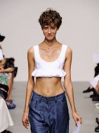 La Coupe Courte Bouclee Pleins Feux Sur La Tendance Coupe Courte Boucle Coupe Courte Les Coupes