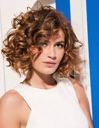 7 Coupe Courte Cheveux Frises Visage Rond Tendance Carre Plongeant Cheveux Boucles Coupe De Cheveux Carre Plongeant Cheveux