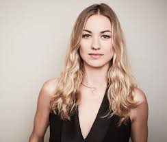 Is She Evil Nope Just Misunderstood Says Handmaid S With Images Yvonne Strahovski Beauty Long Hair Styles