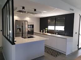 Cuisine Blanche Ouverte Avec Ilot Hotte De Plafond Cuisines Design Amenagement Cuisine Ouverte Plafond Cuisine