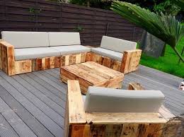 Bricolage Avec Des Palettes En Bois Fabriquer Un Salon De Jardin Pas Cher A Installer Sur La Terrasse Fauteuil Palettes Salon En Palettes Salon En Bois