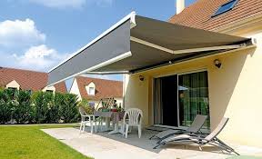 Comment Poser Un Store Banne A Commande Radio Stores Exterieurs Pieces A Vivre Dans Le Jardin Toit De Patio