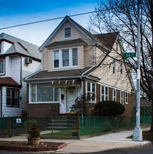 This Is A Lovely 1440 Sq Ft Single Family Home In The Heart Of Liberty Park Section Of Glendale Qu Real Estate Salesperson Real Estate New York City Apartment