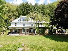 2 Barns Total On Property View 46 Photos Of This 4 Bed 4 Bath 25 68 Acres Multi Family Home At 635 Berry C Franklin Homes Multi Family Homes House Styles